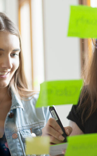 Zwei Studentinnen beschreiben Post its 