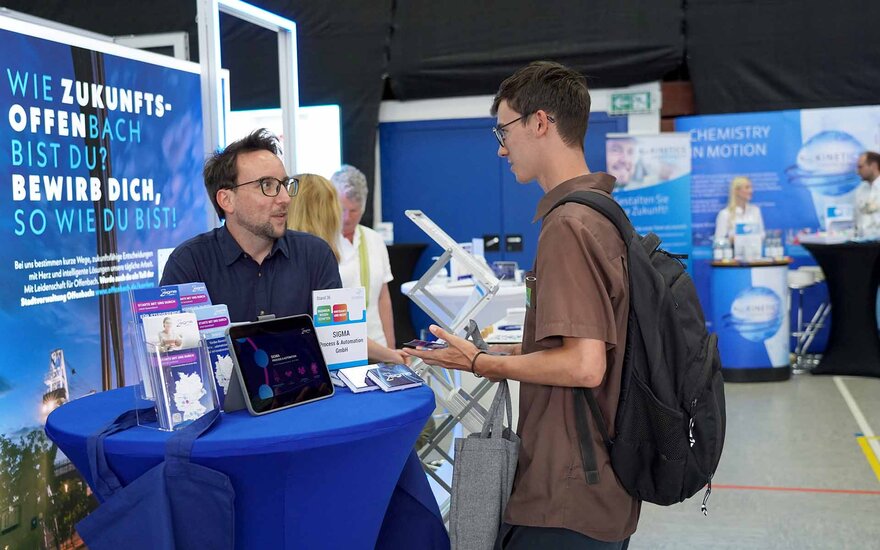 Die Halle der Campus Careers ist mit vilene verschiednene Ständen zu sehen.