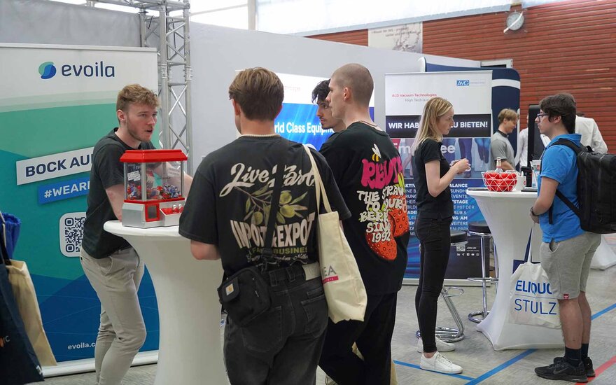 Die Halle der Campus Careers ist mit vilene verschiednene Ständen zu sehen.