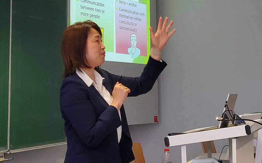  Prof. Dr. Eriko Katsumata während sie unterrichtet