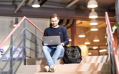 Ein Student der TH AB auf dem Campus in Turku