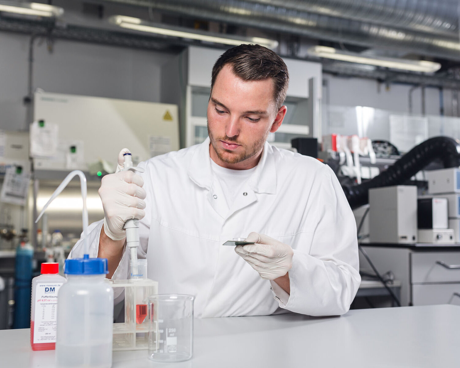 Ein Labormitarbeiter des BioMEMS Lab nimmt Flüssigkeit mit einer Pipette auf. 