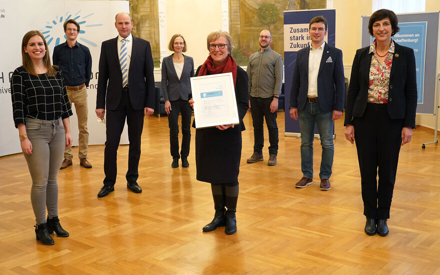 Schulleiterin, Lehrerinnen und Lehrer des HSG mit den Verantwortlichen der TH Aschaffenburg bei der Urkundenverleihung im Hock-Saalt 