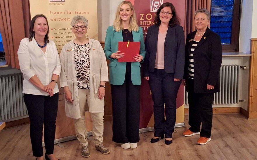 Zonta Vorstand und Professorin posieren mit Preisträgerin