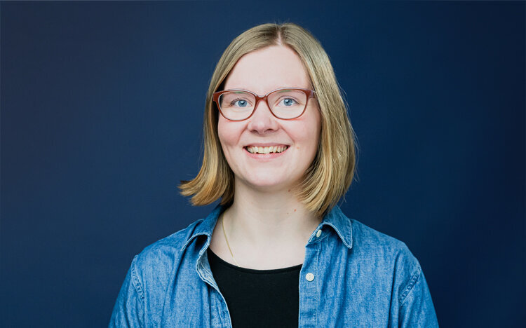 Portrait von Mitarbeiterin Linda Elbers.