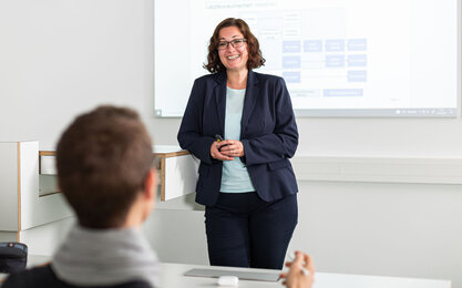 Professorin Victoria Bertels während einer Vorlesung im Studiengang BW KMU.