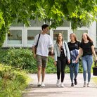 Studierende auf dem Weg über den Campus 1