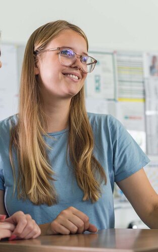 Zwei Studentinnen an der Theke des Dekanat WR