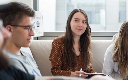 Studentin Laura Mack im SV-Zimmer