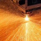 Funken eines Lasers für die Materialbearbeitung.