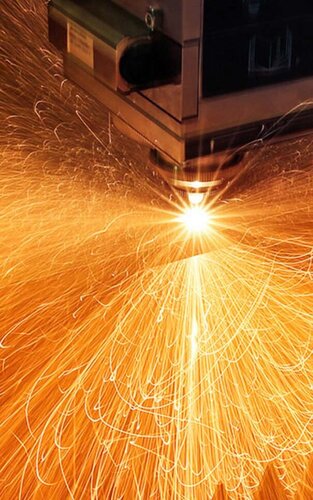 Funken eines Lasers für die Materialbearbeitung.