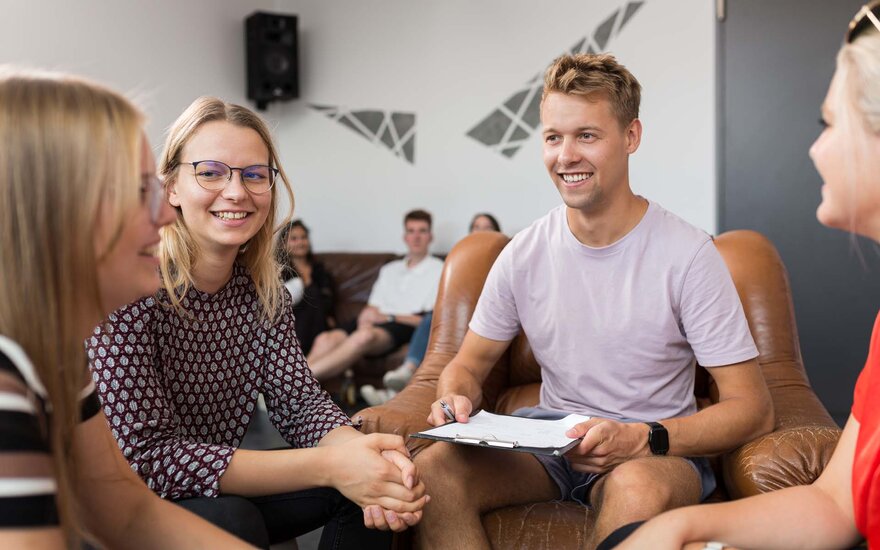 Studierende der Studentenvertretung sitzen zusammen und lachen