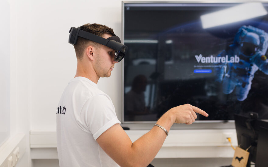 Eine Person mit einer Virtual Reality Brille im Büro des VentureLabs der TH Aschaffenburg.
