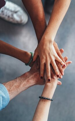 Füng Hände liegen aufeinander Draufsicht