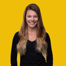 Portrait von Studentin Alina aus dem Studiengang IIM.