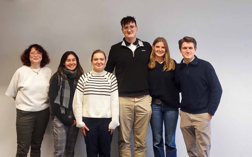 Gruppenfoto von fünf Teilnehmenden der TH AB mit Professorin Dr. Link