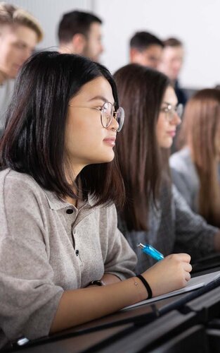 Studierende während einer Vorlesung im Gebäude 40-Seitenansicht