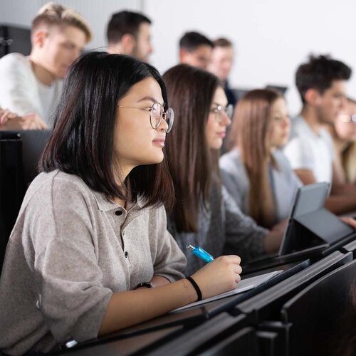 Studierende während einer Vorlesung im Gebäude 40-Seitenansicht