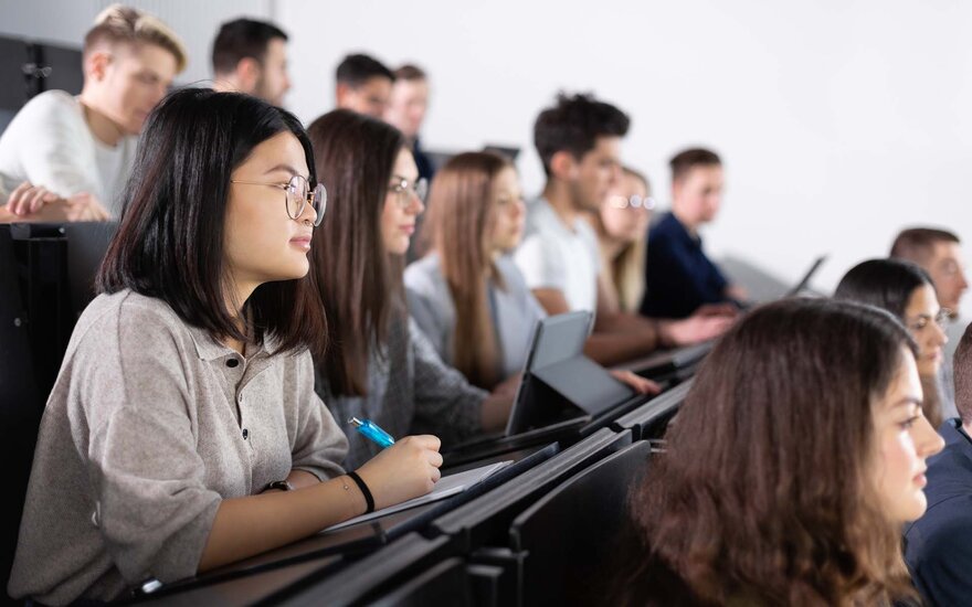 Studierende während einer Vorlesung im Gebäude 40-Seitenansicht