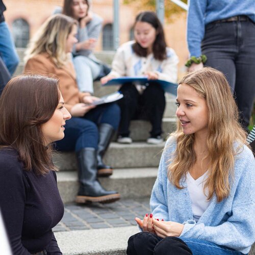 Internationale Austauschstudierende auf dem Campus