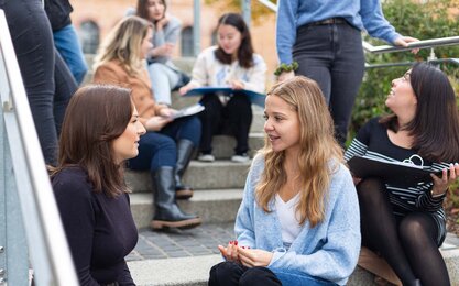 Internationale Austauschstudierende auf dem Campus