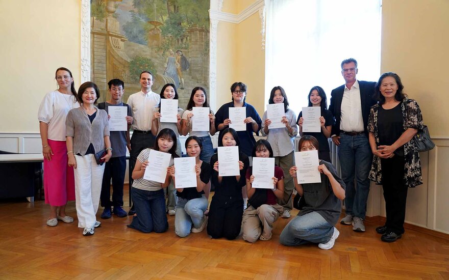 Foto der Lerngruppe mit Lehrerin Lyudmyla Englert, Dr. Schäfer und Betreuungspersonen