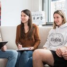 Studierende der Studentenvertretung im SV-Zimmer besprechen sich