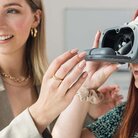 Zwei Studentinnen testen eine Virtual Reality Brille.