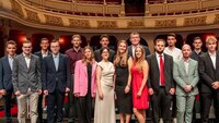 Gruppenfoto 17 der 21 besten Absolventinnen und Absolventen der TH AB im Stadttheater