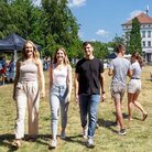 Besucherinnen und Besucher beim Open Campus an der Technischen Hochschule Aschaffenburg auf der Campuswiese mit Infoständen und dem weißen Gebäude der Fakultät Wirtschaft und Recht im Hintergrund