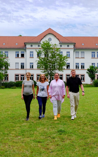 Team der Fakultät Gesundheitswissenschaften läuft über die Campuswiese