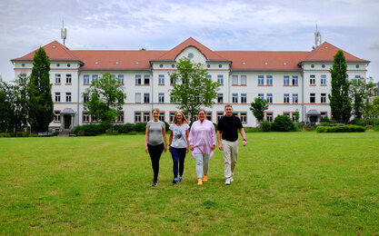 Team der Fakultät Gesundheitswissenschaften läuft über die Campuswiese