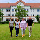 Team der Fakultät Gesundheitswissenschaften läuft über die Campuswiese