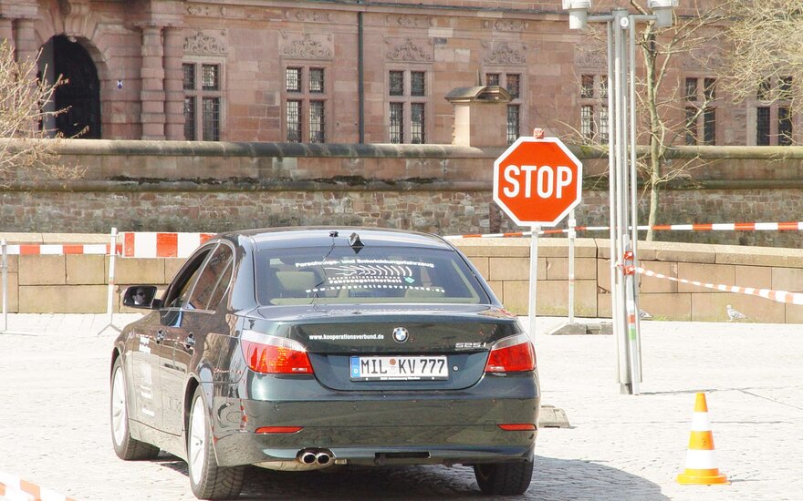 Ein Auto vor einem STOP Schild