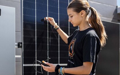 A student at Aschaffenburg UAS measures the radiance of a photovoltaic module