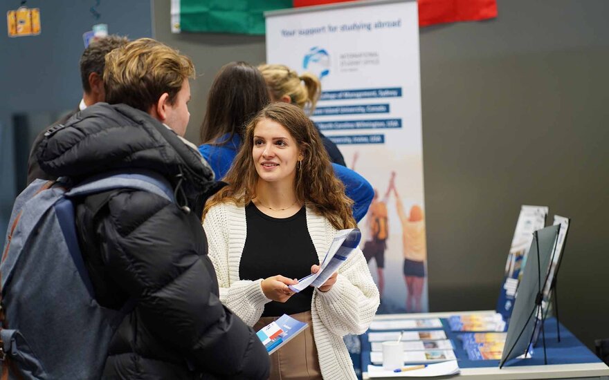 Eine Frau berät eine Studentin beim International Day