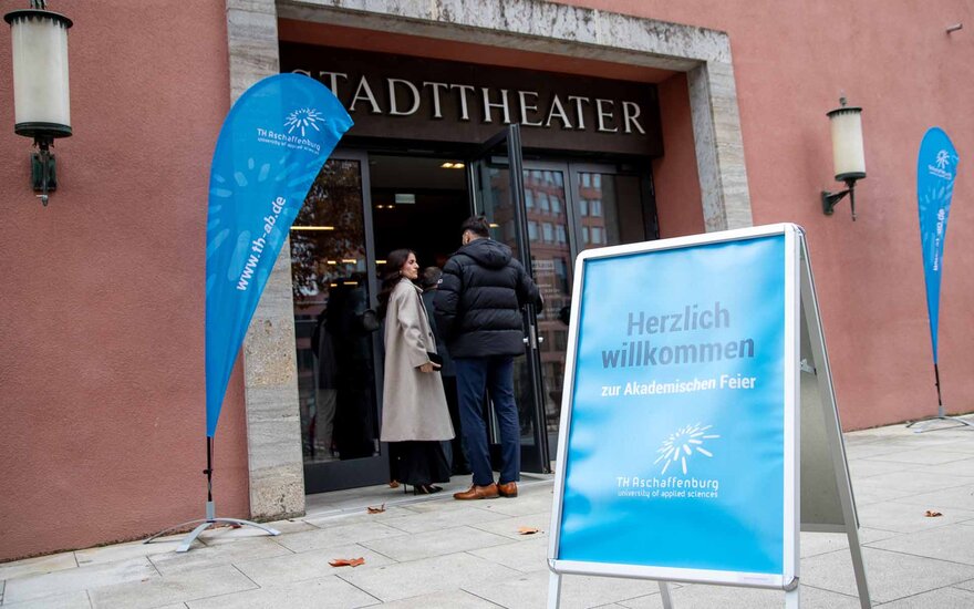 Der Eingang des Stadttheaters mit einem Aufsteller mit blauem Plakat zur Begrüßung