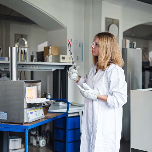 Eine Studentin analysiert ein glühendes Werkstück in einem Labor der TH Aschaffenburg.