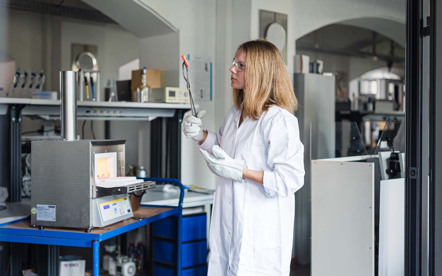 Eine Studentin analysiert ein glühendes Werkstück in einem Labor der TH Aschaffenburg.