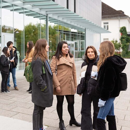 Internationale Austauschstudierende auf dem Campus