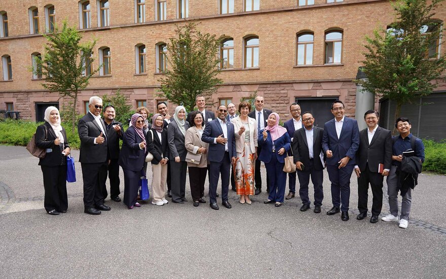 Gruppenfoto auf dem Campus der TH AB bei der Delegation Malaysia.