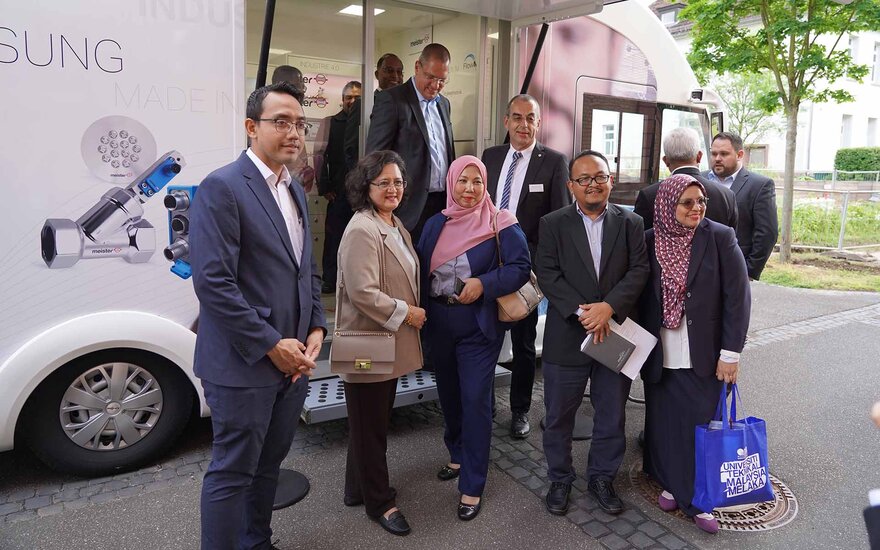 Gruppenfoto auf dem Campus der TH AB bei der Delegation Malaysia.