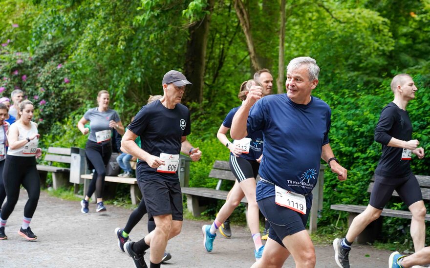 Prof. Dr.-Ing. Johannes Teigelkötter rennt beim Citylauf in Aschaffenburg für die TH AB mit.