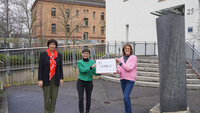 Die Leiterin des Stiftungsamtes Aschaffenburg übergibt die Spende für die TH-Bibliothek an deren Leiterin.