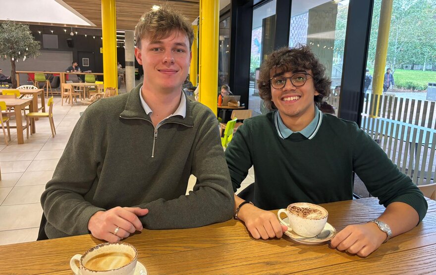 Zwei Studenten im Café