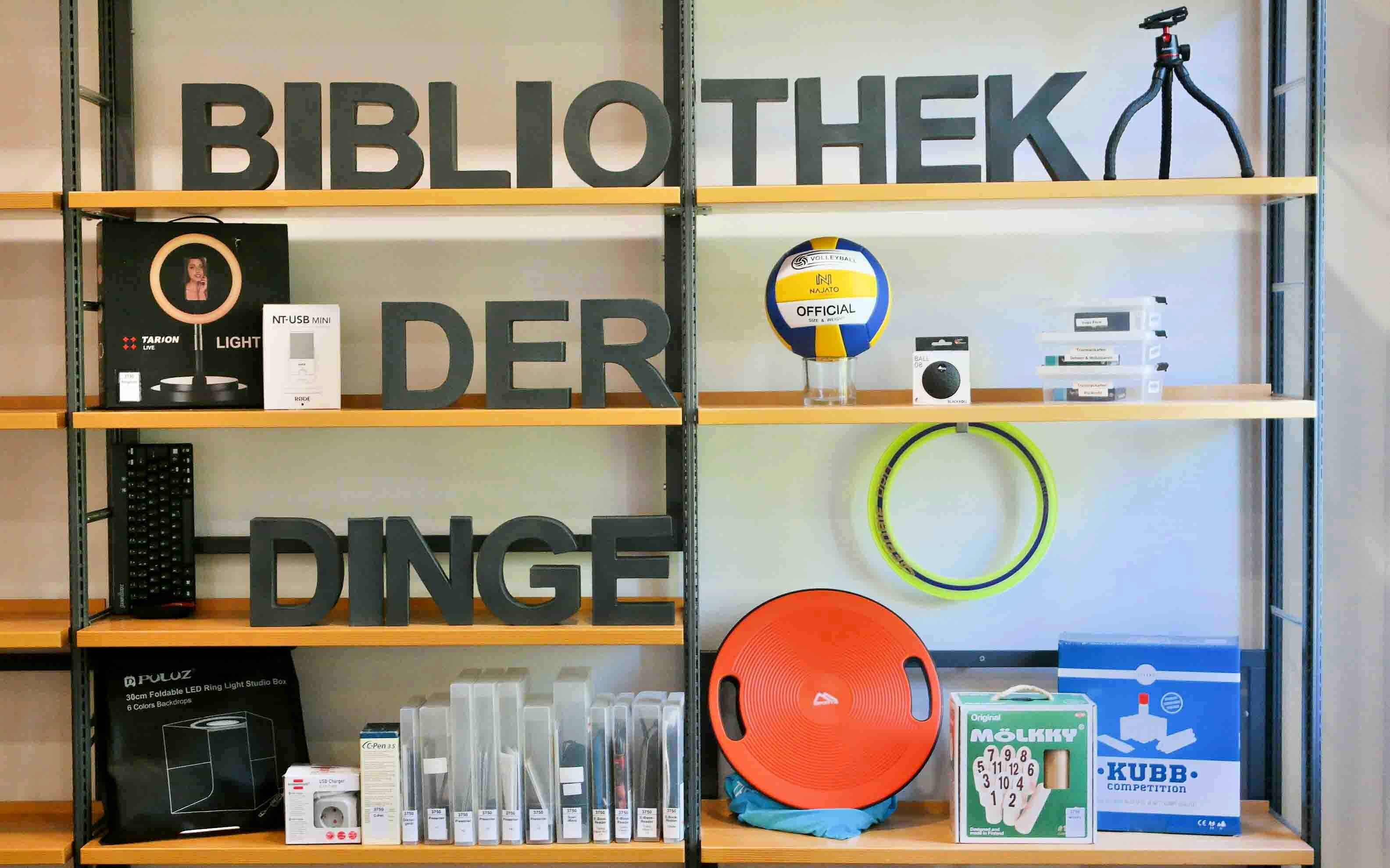 Regal "Bibliothek der Dinge" mit Arbeitsequipment und Sportgeräten