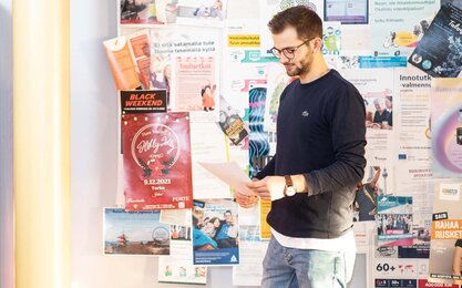 Ein Student der TH AB auf dem Campus in Turku