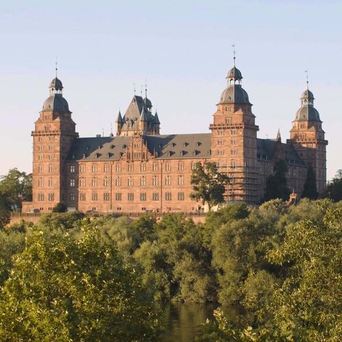 Das historische Schloss Johannisburg in Aschaffenburg im Sommer