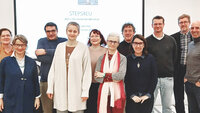 Gruppe von 11 Menschen vor einer weißen Leinwand mit der Aufschrift "STEPS4EU".