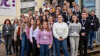 Gruppen von Studierenden und Dozierenden vor dem Gebäude der Uni in Vannes